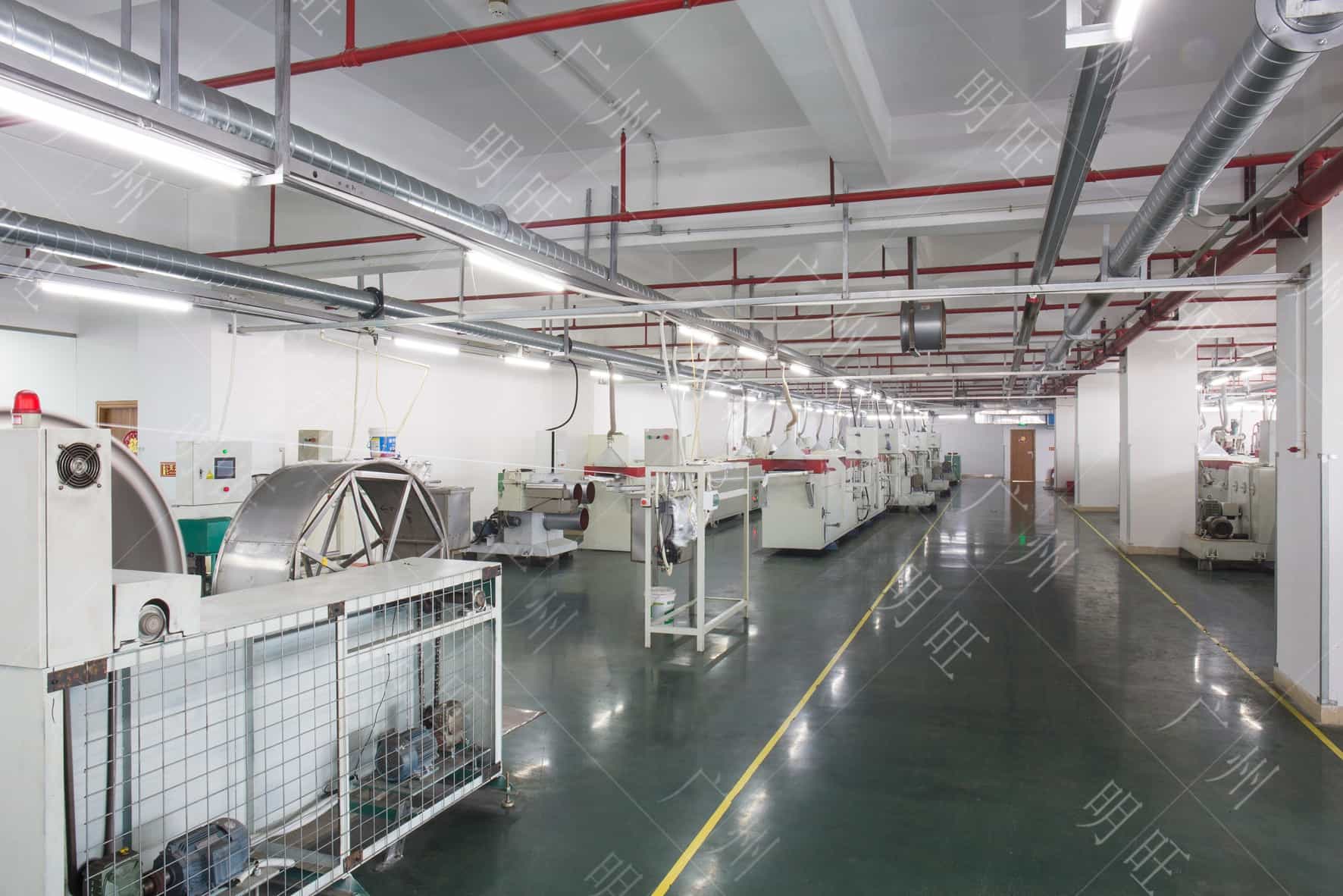 8000㎡現代化標準刷絲生產(chǎn)車(chē)間，通過(guò)ISO9001質(zhì)量管理體系認證